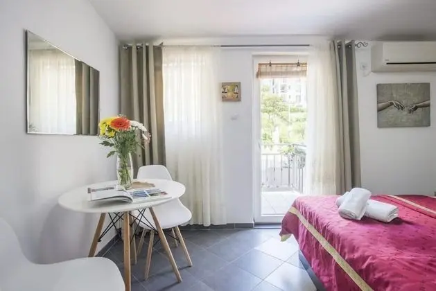 Chic Studio Flat With Balcony Near Beach in Tivat - Oda