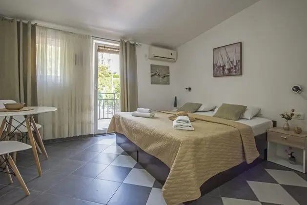 Chic Studio Flat With Balcony Near Beach in Tivat - Öne Çıkan Resim