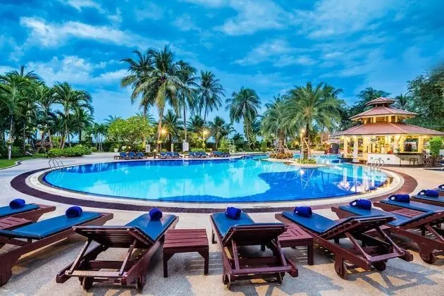 Cholchan Pattaya Beach Resort - Havuz