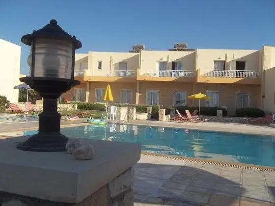 Chrisanna Apartments & Studios - Havuz