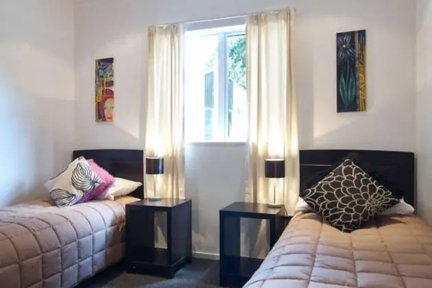 Christchurch City & Country Cottages - Nut Point Cottage - Oda