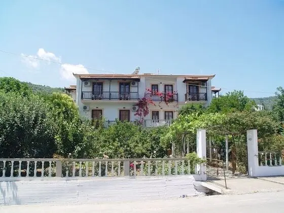 Christos Guesthouse