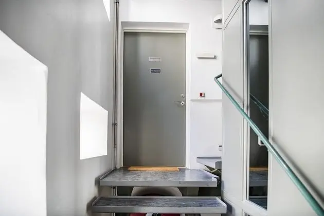 The Churchill apartments - Into This Place - Lobi