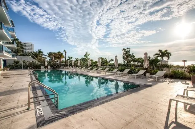 Churchill Suites Monte Carlo Miami Beach - Havuz