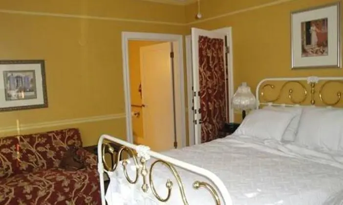 Cinnamon Bear Creekside Inn