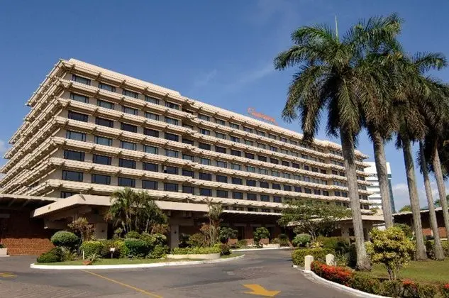 Cinnamon Lakeside Hotel