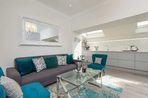 City Centre Main Door Apartment on the Beautiful Park