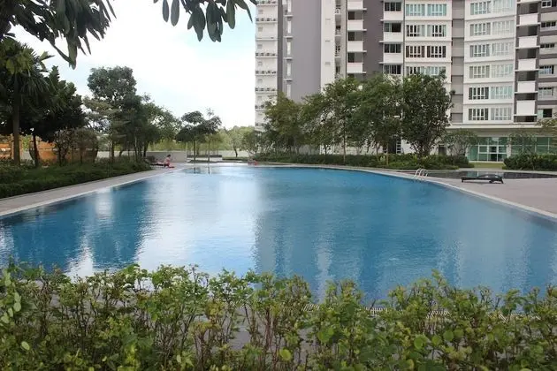 City Living with Panoramic Sea Views at Danga Bay - Havuz