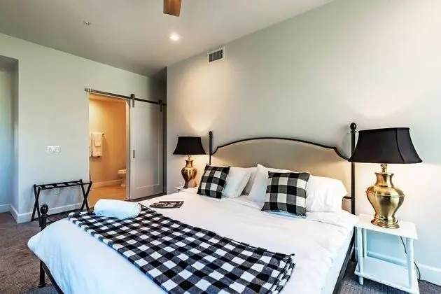 City Luxury Oasis! 3 Level Condo With 360 Roof! - Oda