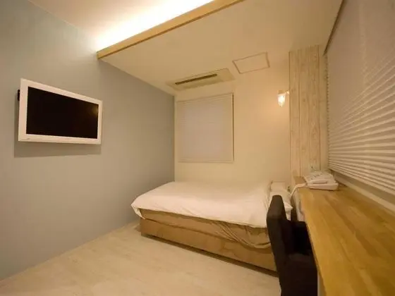 City Hotel N U T S - Genel