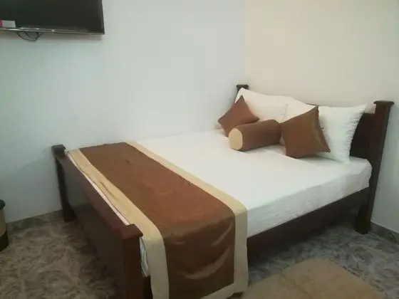 City Royal White Tourist Rest - Oda