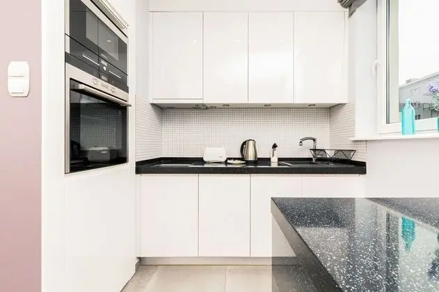 City and Sea View Apartment by Renters - Mutfak