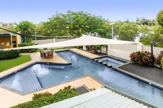 City Stadium Apartment on the riverfront - Havuz