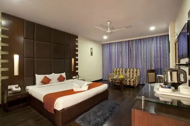 CK International  By Royal Collection