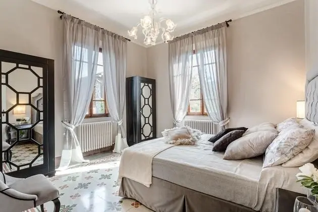 Villa Clara Luxury 5 Bedrooms Lakefront Farmhouse Villa With Private Pool on the Lucca Hills - Oda