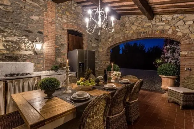 Villa Clara Luxury 5 Bedrooms Lakefront Farmhouse Villa With Private Pool on the Lucca Hills - Oda
