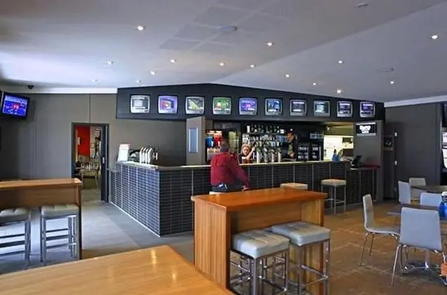 Claremont Hotel Motel - Bar