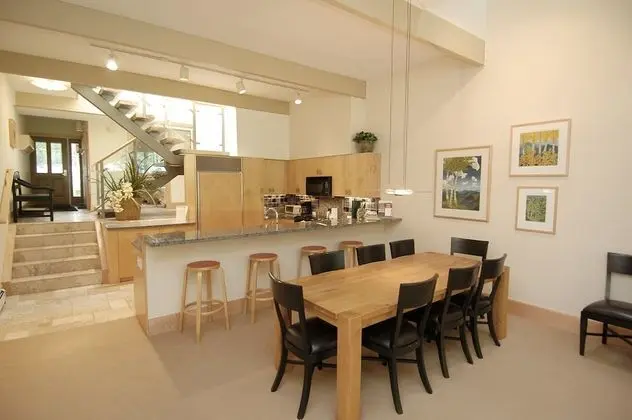Clarendon by Frias Properties - Mutfak