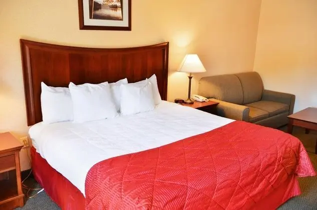 Clarion Inn & Suites at the Outlets of Lake George