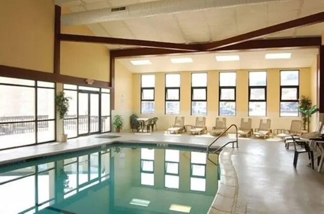 Clarion Inn & Suites at the Outlets of Lake George - Havuz