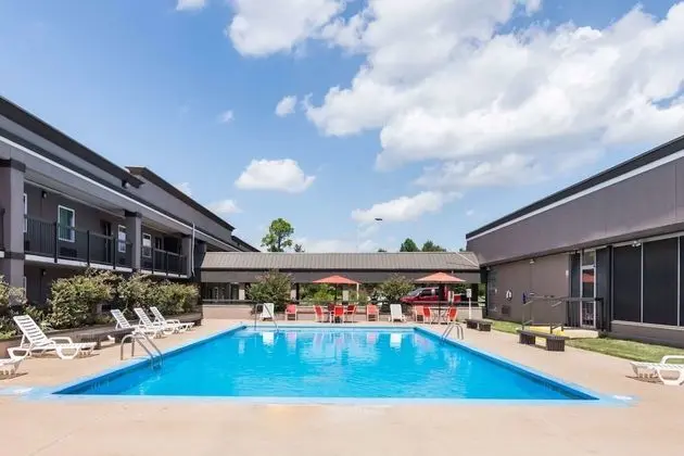 Clarion Inn & Suites Russellville I-40 - Havuz