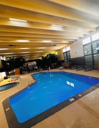 Clarion Inn & Suites Sally Port - Havuz