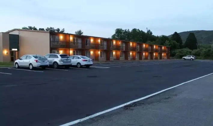 Clarion Inn & Suites Stroudsburg - Poconos