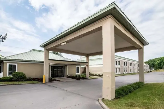 Clarion Inn & Suites - University Area - Dış Mekan