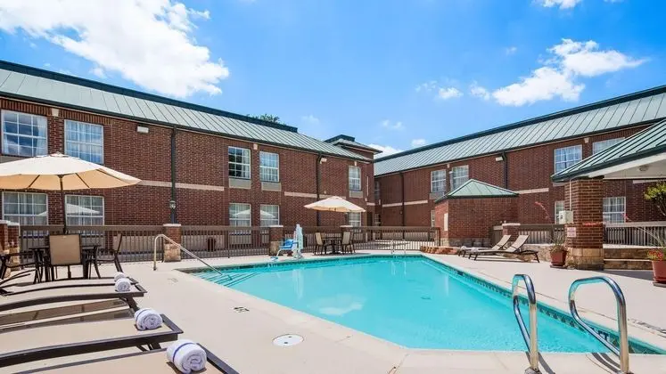 Clarion Pointe Addison - Dallas North