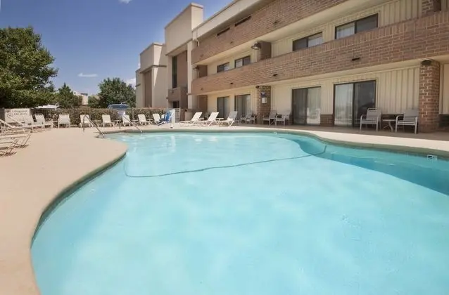 Clarion Pointe OKC Airport - Havuz