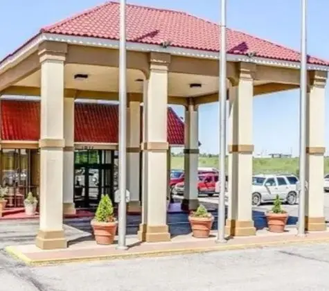 Clarion Hotel & Suites Wichita