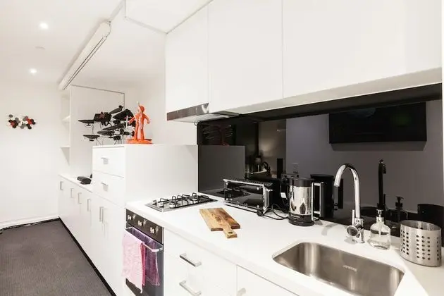 CLARK, 1BDR Melbourne Apartment - Mutfak