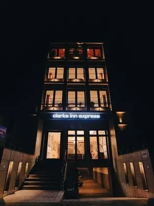 Clarks Inn Express Dehradun - Dış Mekan