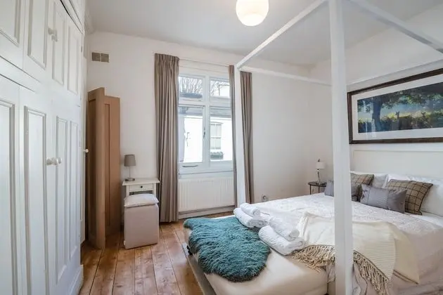 Classic Belgravia Home by Victoria Station by Underthedoormat