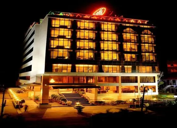 Classic Sarovar Portico - Dış Mekan
