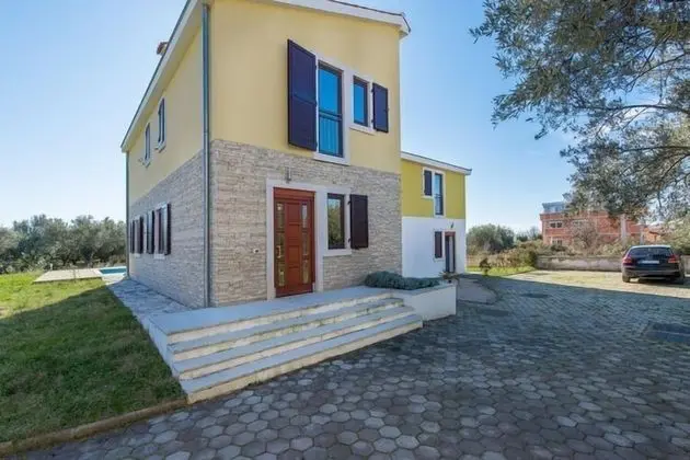 Classy Holiday Home in Novigrad With Private Pool - Dış Mekan