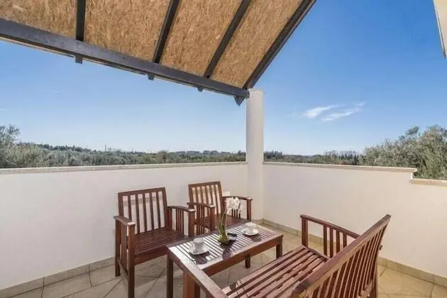 Classy Holiday Home in Novigrad With Private Pool - Yerinde Yemek