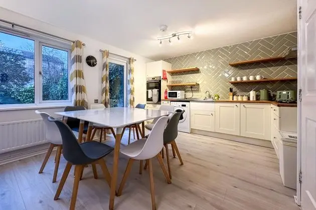 Clayton House by Your Lettings UK - Yerinde Yemek
