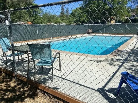 Clearlake Cabins - Havuz