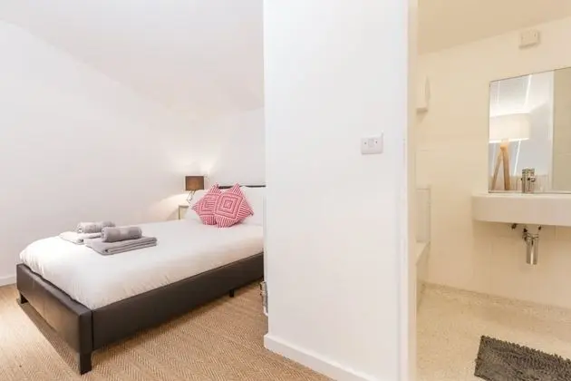 The Cliffside Chalet - Warm Modern 3bdr Riverside Home