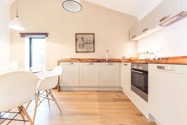 The Cliffside Chalet - Warm & Modern 3bdr Riverside Home - Mutfak