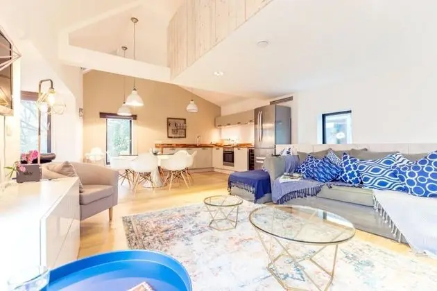 The Cliffside Chalet - Warm Modern 3bdr Riverside Home - Oda