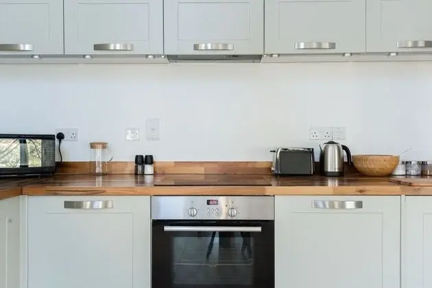The Cliffside Loft - Distinctly Modern 3BDR Riverside Home - Mutfak