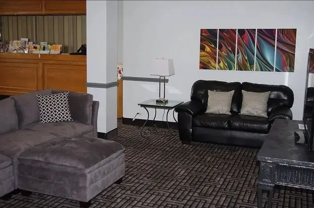 Clive Hotel & Suites - Lobi