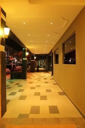 CLOVER HOTEL - Lobi