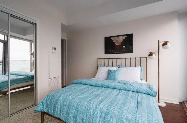 CN Tower Facing, Parking, King Bed - Oda