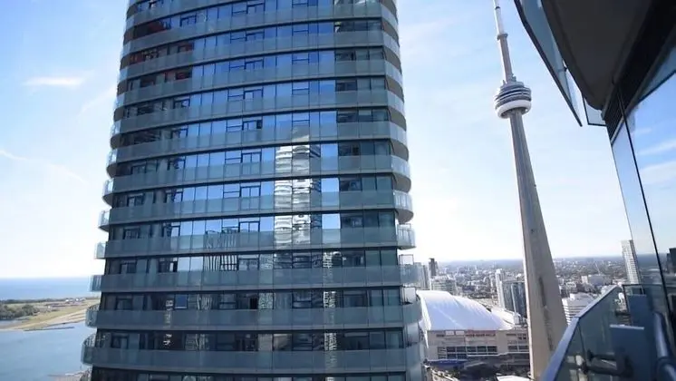 CN Tower & Lake View, Luxury Condo in Downtown