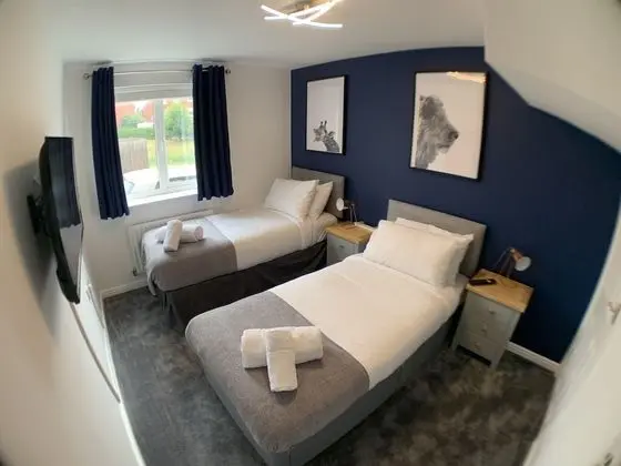 The coach house views netflix sleeps 5 - Öne Çıkan Resim