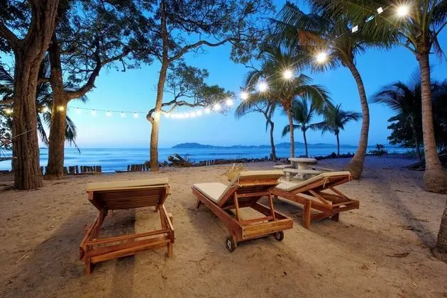 The Coast Beachfront Hotel - Plaj