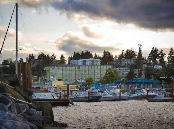 Coast Discovery Inn & Marina